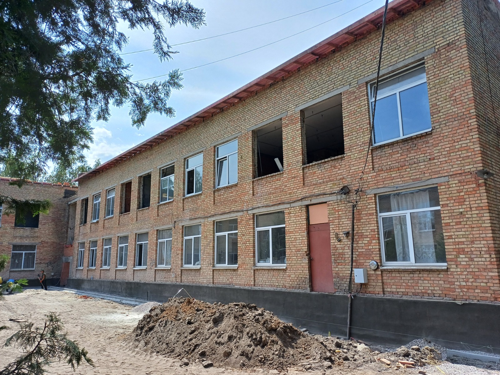 Відбудова Київщини: У Макарівській громаді триває капремонт Мотижинського ліцею коштом Європейського інвестиційного банку