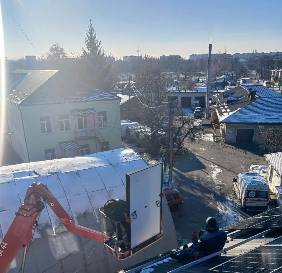 В амбулаторії на Київщині встановлено сучасну фотовольтаїчну електростанцію, яка дозволить економити витрати на електроенергію