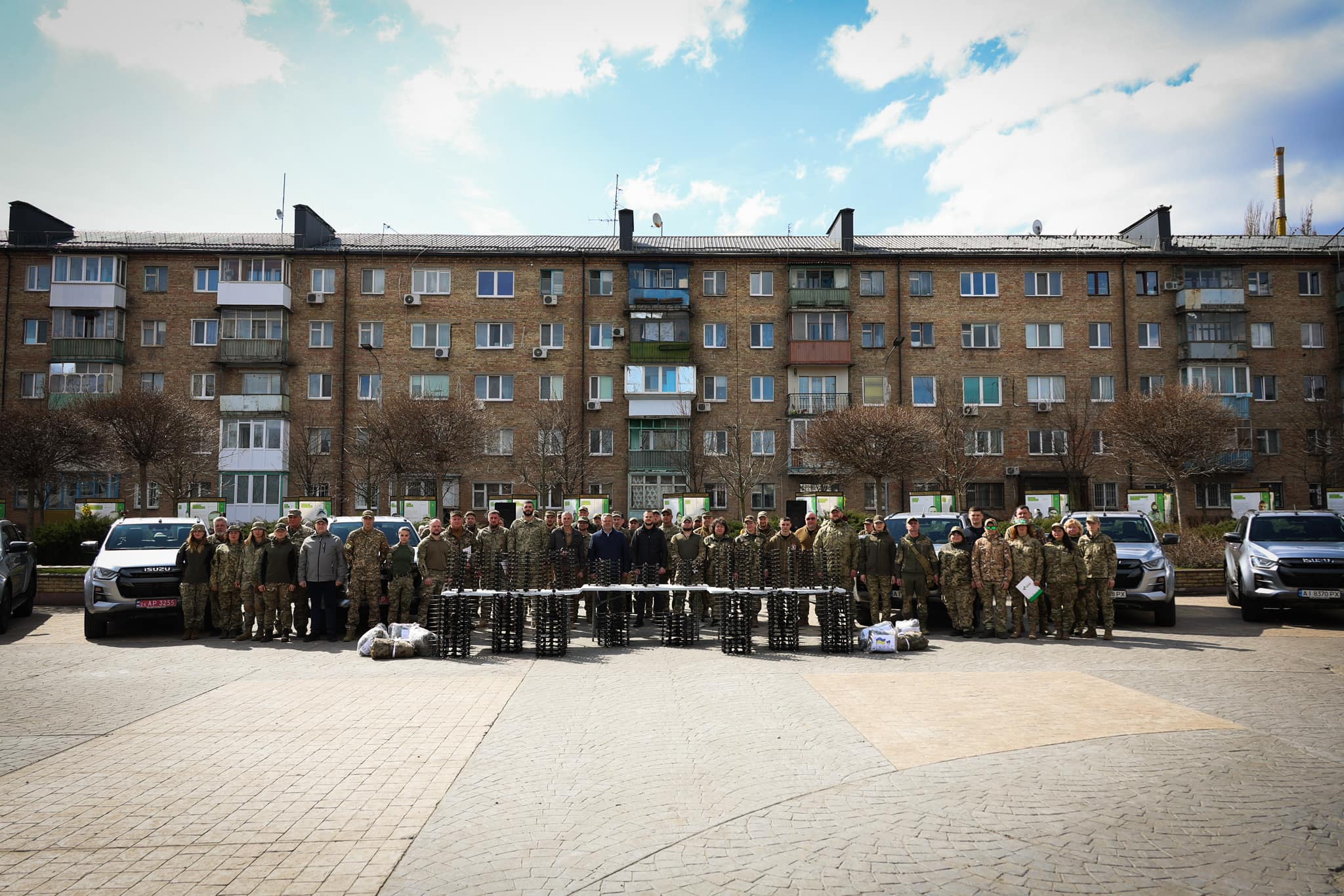 Голова Київської ОДА разом із Бучанським міським головою передали захисникам України 7 пікапів та 200 FPV-дронів