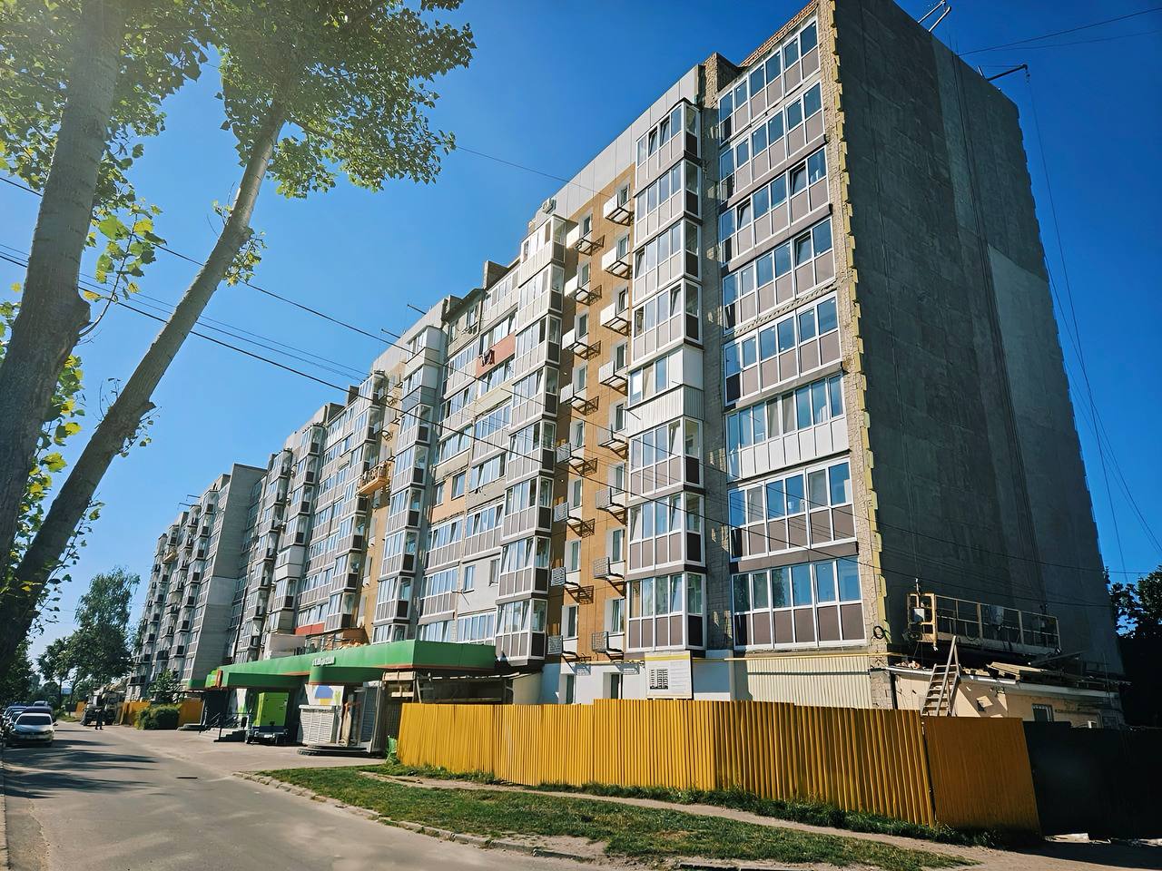 Комплексне відновлення Бородянки: триває капітальний ремонт багатоповерхівки на 254 квартири