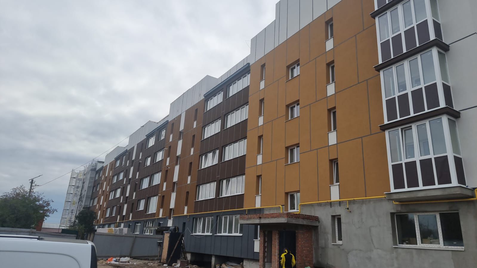 У Бородянці завершують відбудову зруйнованого під’їзду житлового будинку на вул. Центральна