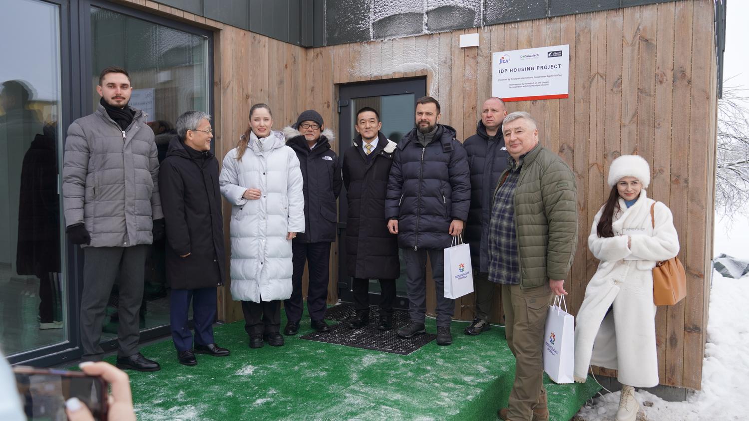 Родини медпрацівників, які втратили житло внаслідок війни, отримали два будинки у селі Озера