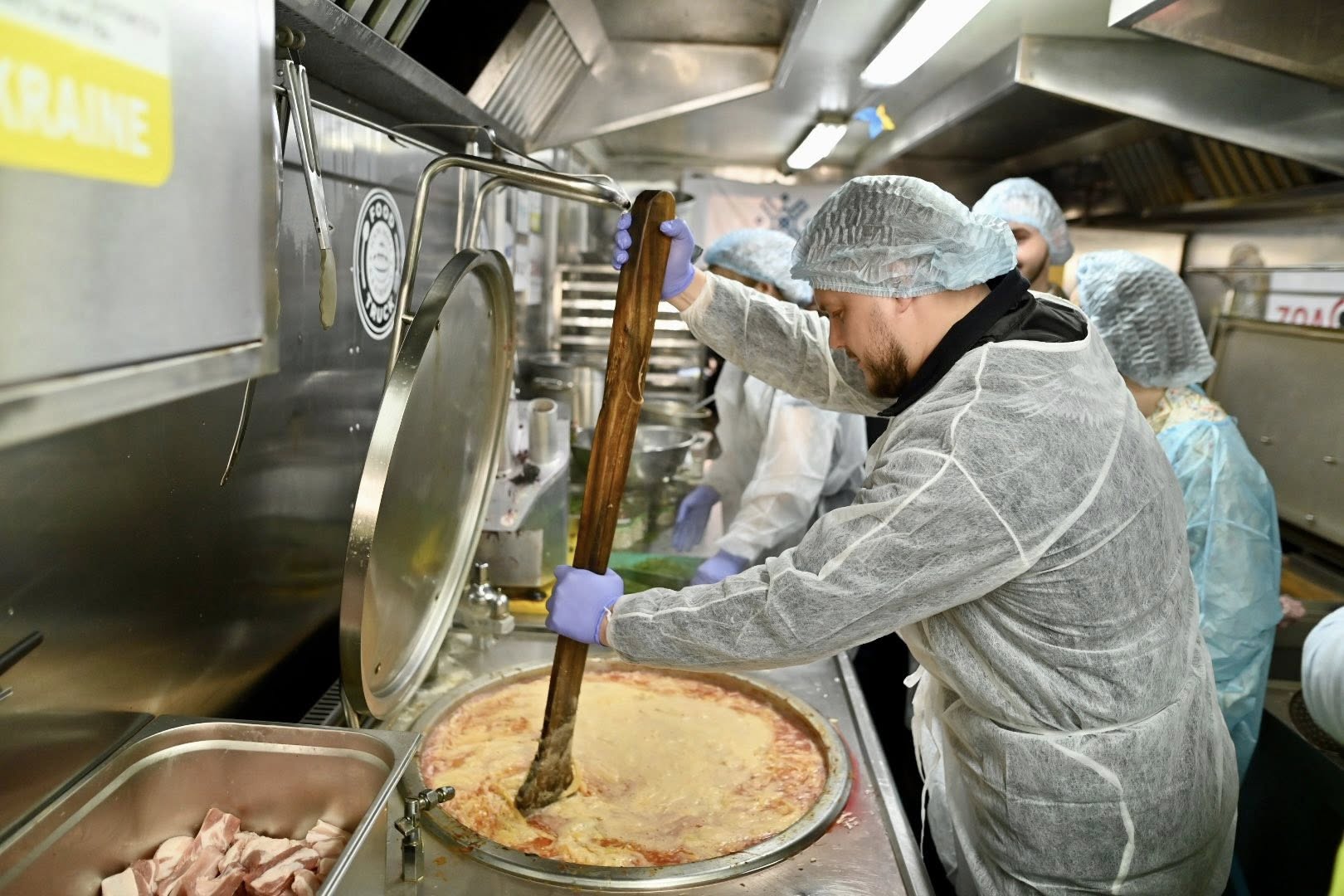 Микола Калашник разом із Послом Литви в Україні Інгою Станітє-Толочкєнє працювали в Обухові на благодійному фудтраку «Їжа без кордонів»