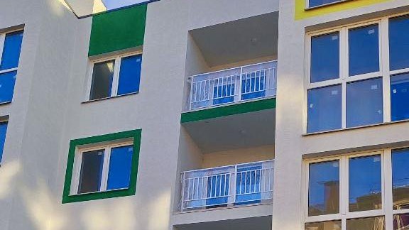 У селі Бузова триває відбудова багатоквартирного житлового будинку, пошкодженого через російську агресію