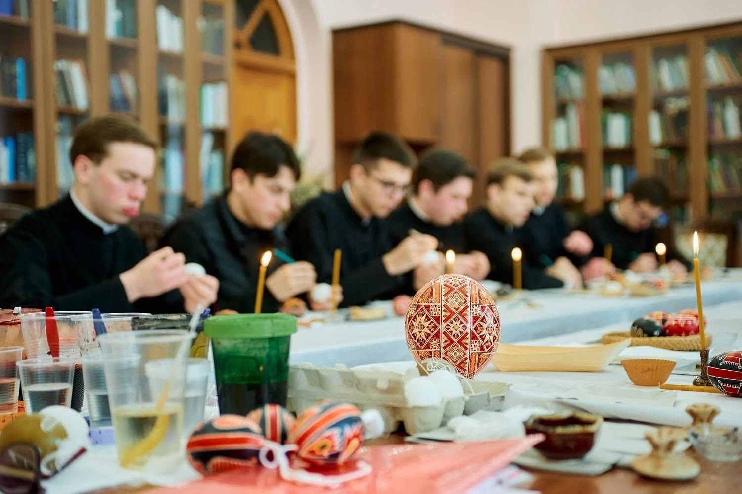 Майстер-клас і виставка: на Київщині популяризують українське писанкарство