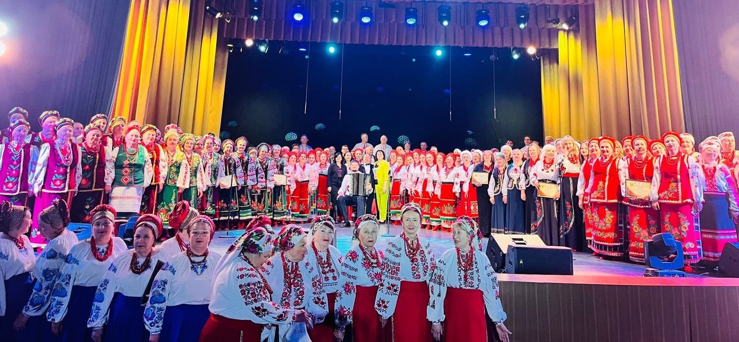 У ФАСТОВІ ОБЛАСНА ХОРОВА АСАМБЛЕЯ ПАМ’ЯТІ КИРИЛА СТЕЦЕНКА ОБ’ЄДНАЛА 21 ХОРОВИЙ КОЛЕКТИВ ІЗ ГРОМАД КИЇВЩИНИ У Фастові відбулася Обласна хорова асамблея пам’яті Кирила Стеценка — масштабна мистецька подія, що зібрала 21 хоровий колектив із територіальн
