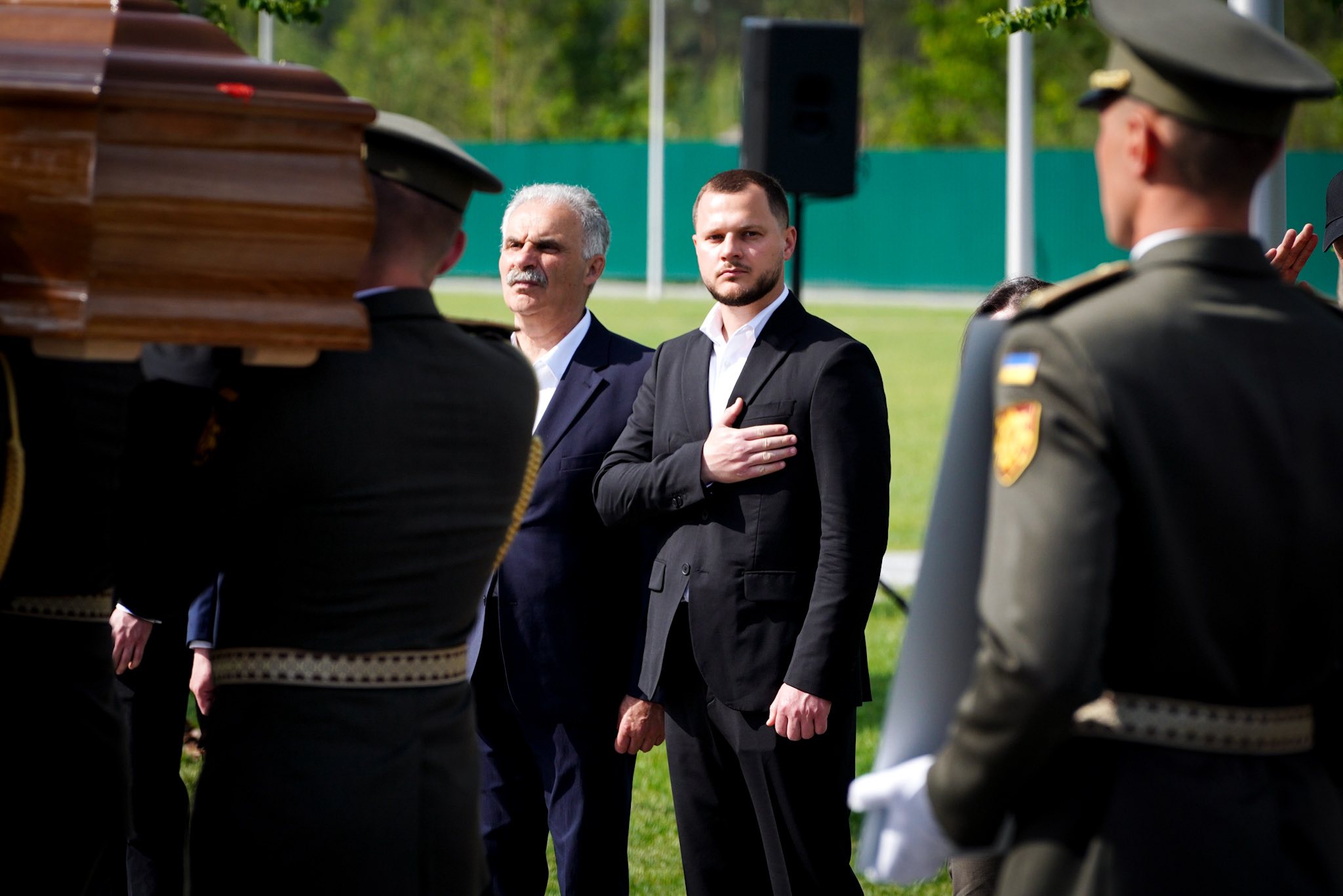 МИКОЛА КАЛАШНИК ВШАНУВАВ ПАМ’ЯТЬ АНДРІЯ МЕЛЬНИКА ТА СОФІЇ ФЕДАК-МЕЛЬНИК ПІД ЧАС ЦЕРЕМОНІЇ ПЕРЕПОХОВАННЯ НА НАЦІОНАЛЬНОМУ ВІЙСЬКОВОМУ МЕМОРІАЛЬНОМУ КЛАДОВИЩІ