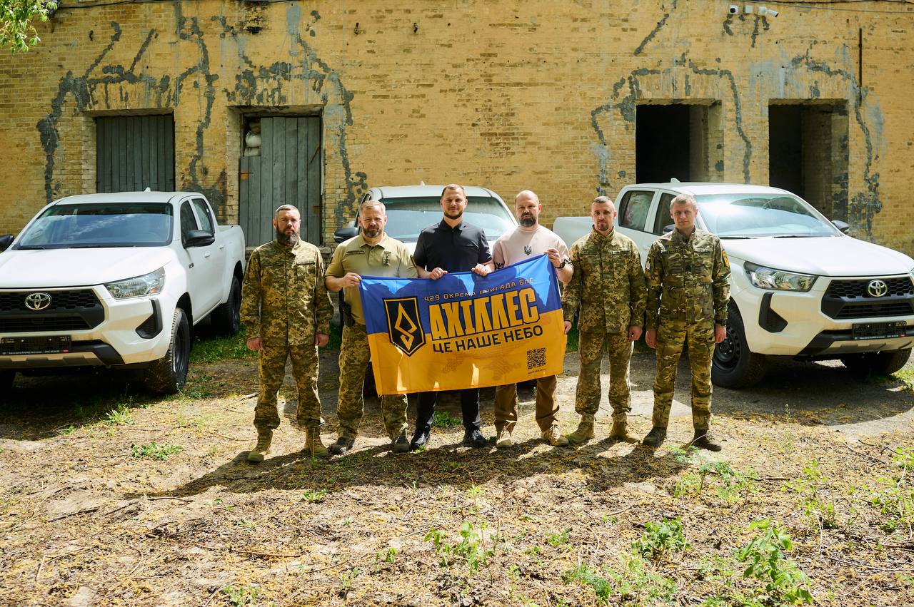Київщина передала партію пікапів для 429 окремої бригади безпілотних систем «Ахіллес»