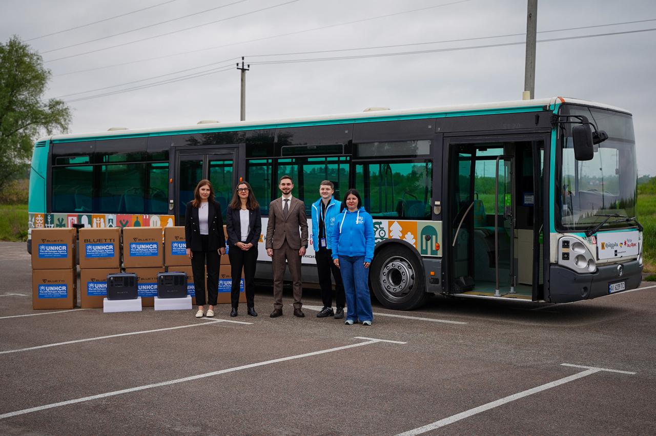 Київщина отримала 10 портативних зарядних станцій від УВКБ ООН для «Автобусів незламності»