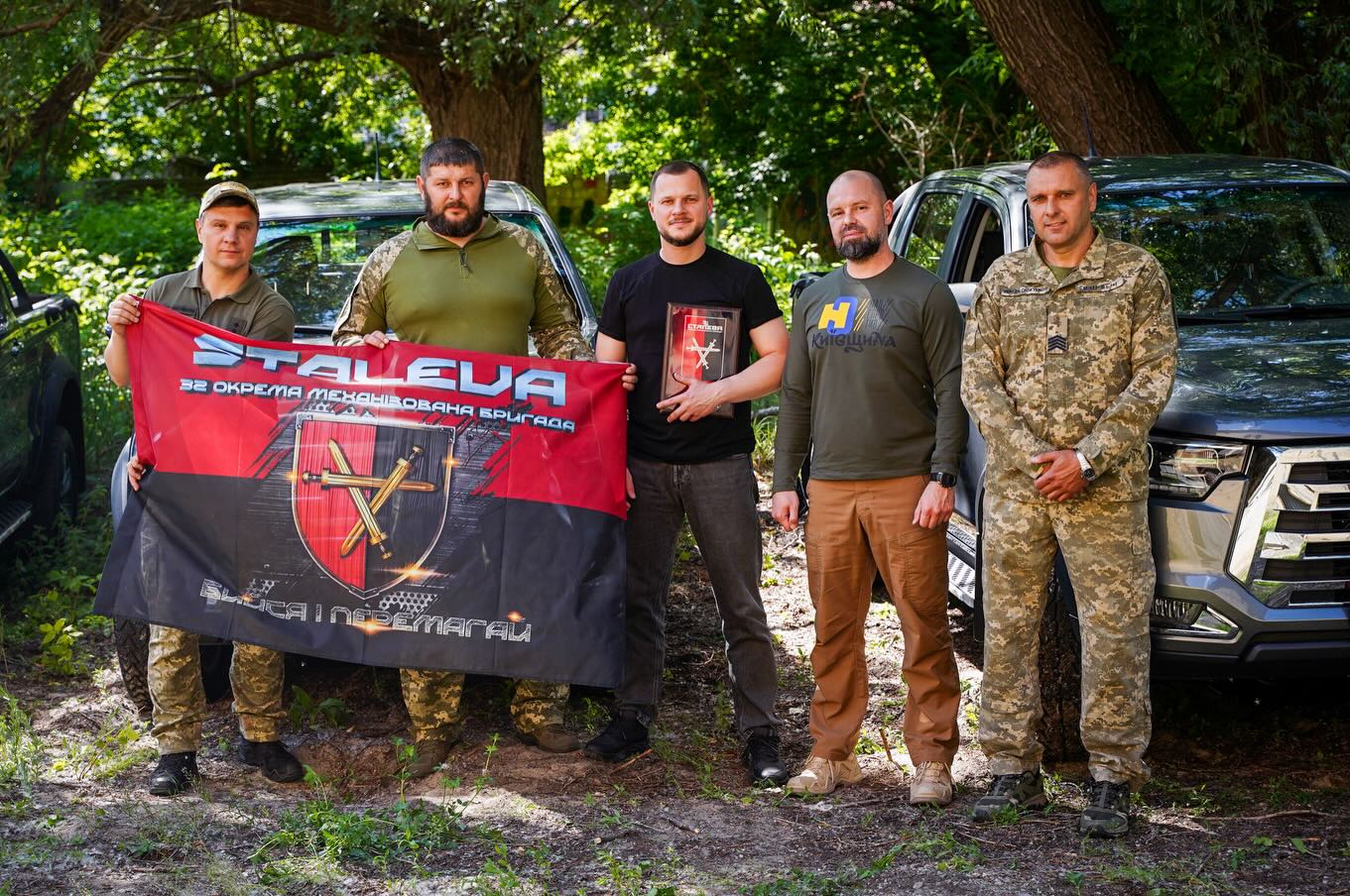 Київщина передала три пікапи військовослужбовцям 32-ї окремої механізованої бригади